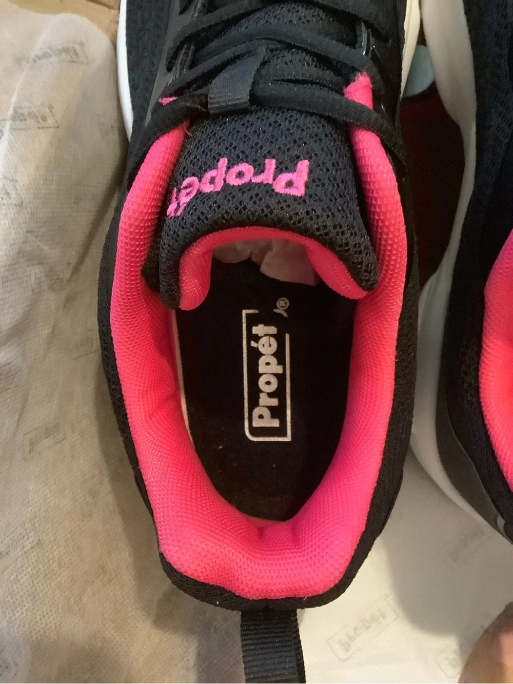 New in the box PROPET 10W Stability Strive Walking Sneakers Black & Hot Pink New
